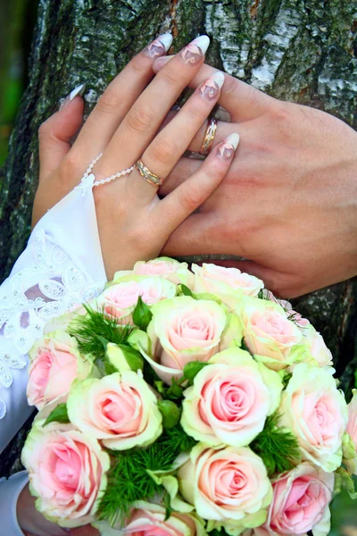 Hands rings and bouquet — Stock Photo, Image