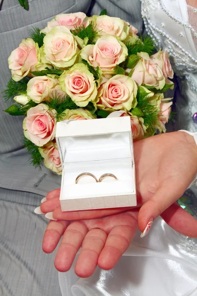 Svatební prsteny v bílé krabici — Stock fotografie