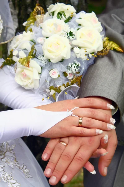 हात आणि लग्न रिंग — स्टॉक फोटो, इमेज