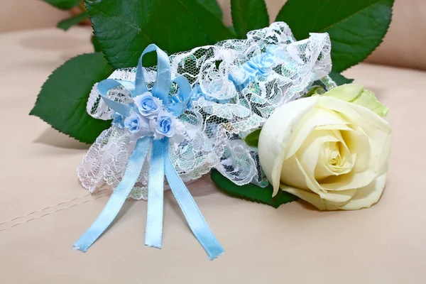 Wedding garter and rose — Stock Photo, Image