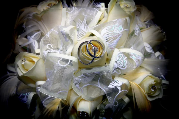 결혼 반지와 꽃다발 — 스톡 사진