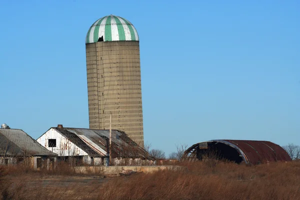 Boerderij met silo — Stockfoto