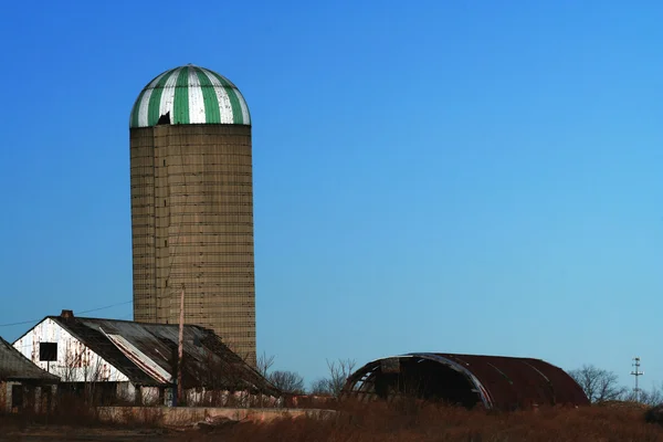 Gård med silo — Stockfoto