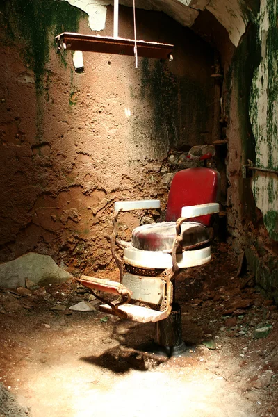 刑務所の理髪店の椅子 — ストック写真
