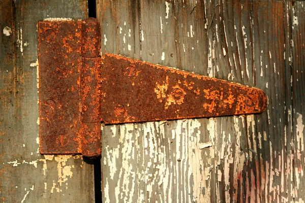 Dobradiça velha porta enferrujada — Fotografia de Stock
