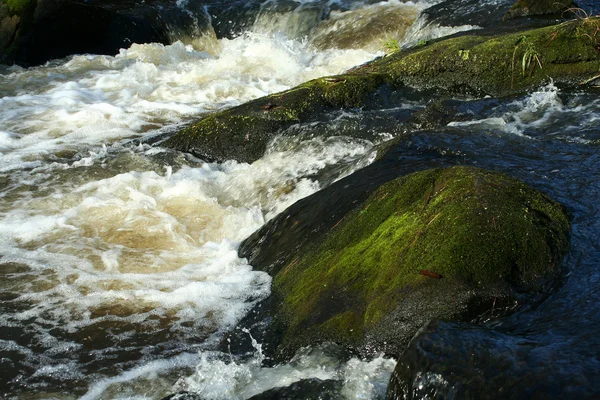 Вода течет над скалами — стоковое фото