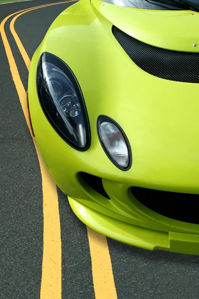 Żółty samochód sportowy na drodze — Zdjęcie stockowe