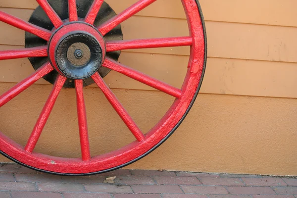 Czerwony wagon wheel — Zdjęcie stockowe