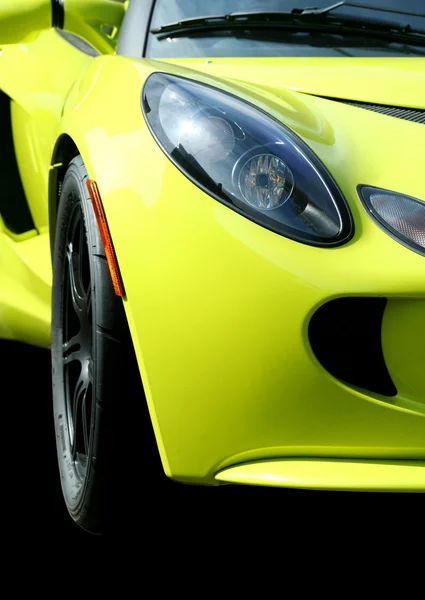 Izolované žluté sportovní auto na černém pozadí — Stock fotografie