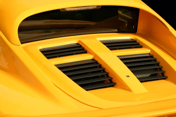 Gele sportwagen achteraanzicht — Stockfoto