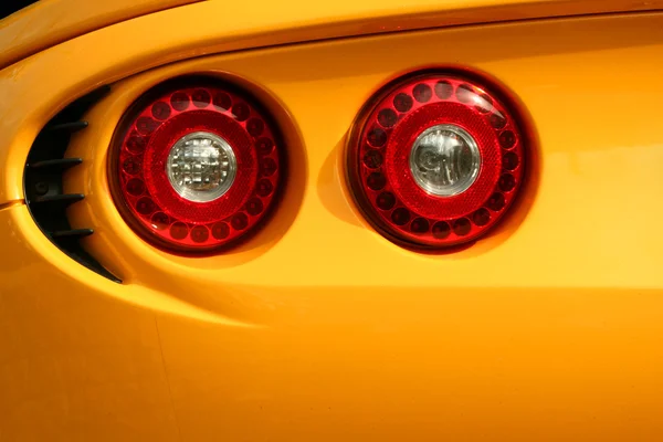 Widok z tyłu żółty samochód sportowy — Zdjęcie stockowe