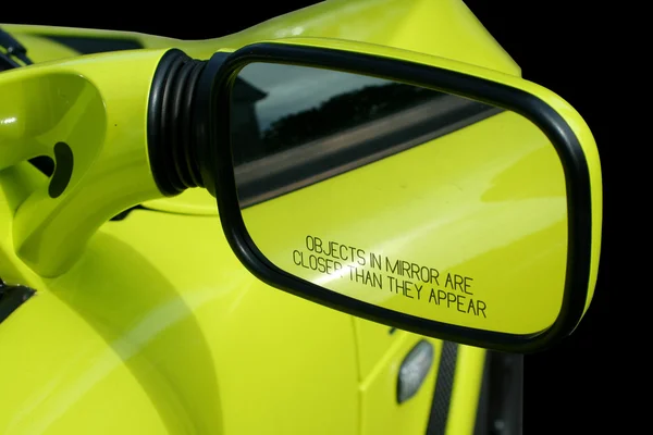 Miroir voiture de sport jaune — Photo