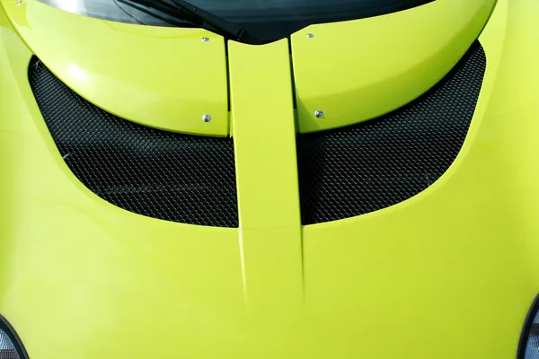 Kaptur żółty samochód sportowy — Zdjęcie stockowe