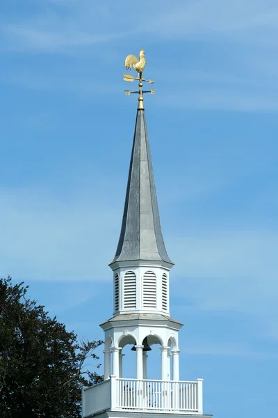 Igreja campanário com palheta meteorológica — Fotografia de Stock