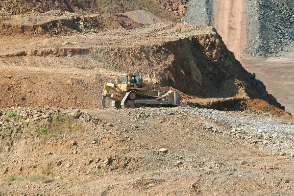 Bulldozer working at a rock quarry — Stock Photo, Image
