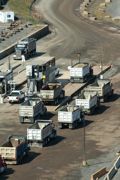Taş ocağına dizilmiş kamyonlar dökümü — Stok fotoğraf
