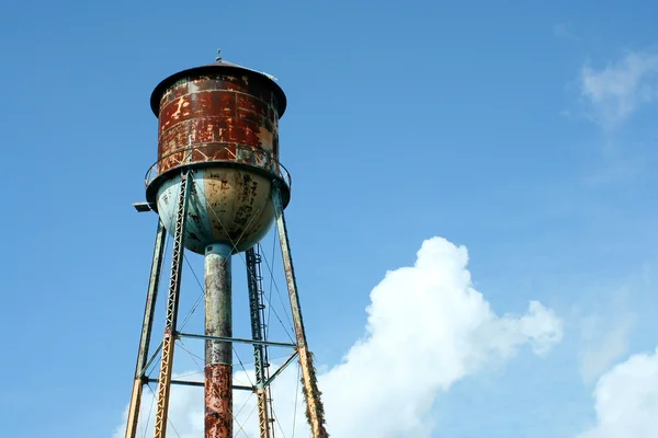 Stary zardzewiały watertower przeciw błękitne niebo — Zdjęcie stockowe