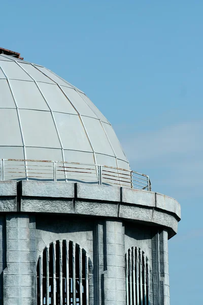 Здание с куполом — стоковое фото