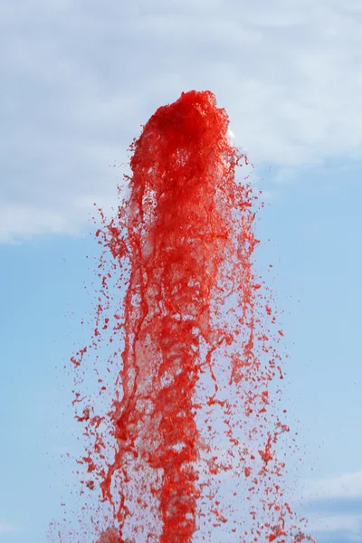 Spruzzatura di acqua rossa da una fontana — Foto Stock