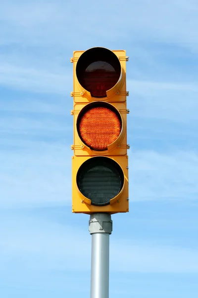 Luz amarela do sinal de tráfego — Fotografia de Stock