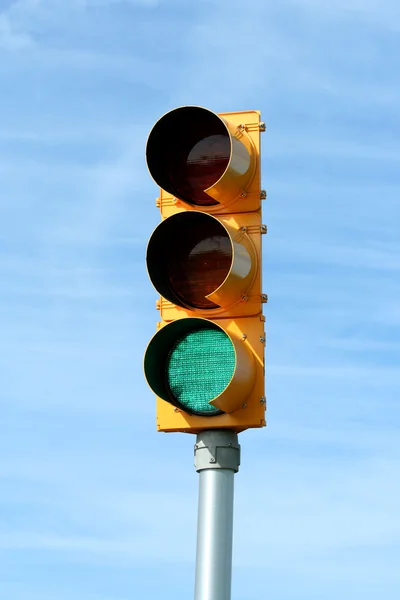 Grön trafik signalljus — Stockfoto