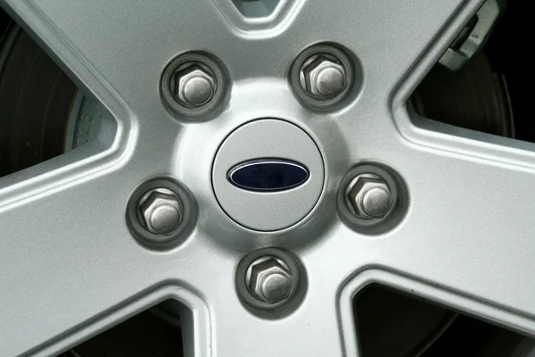 Autó gumi kerék és a húz diók — Stock Fotó