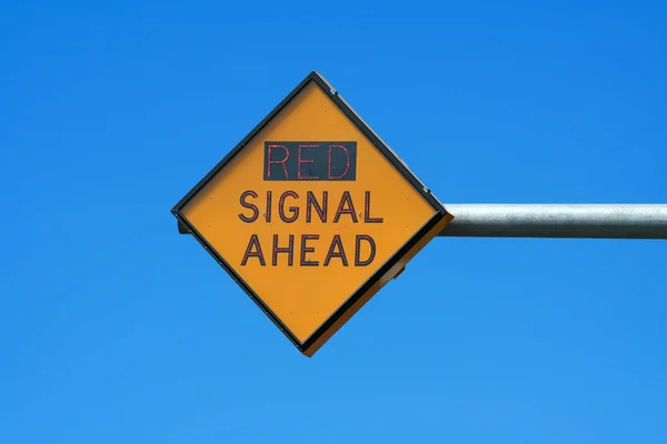 Czerwony sygnał z wyprzedzeniem znak — Zdjęcie stockowe