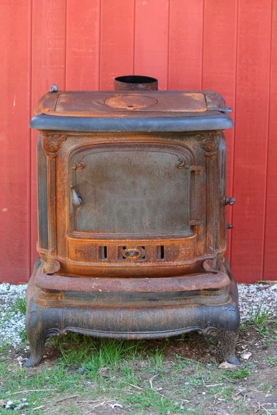 Старая ржавая чугунная печь — стоковое фото