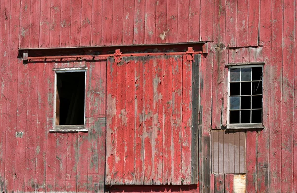 Porta do celeiro vermelho velho com janelas — Fotografia de Stock