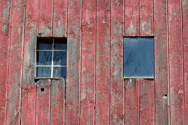Duas janelas ao lado de um celeiro velho — Fotografia de Stock