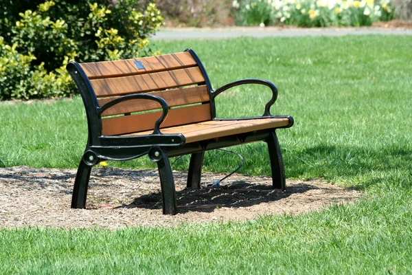 Деревянная скамейка в парке — стоковое фото
