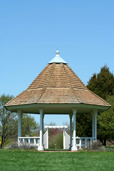 White gazebo in a park with blue sky — Stock Photo, Image