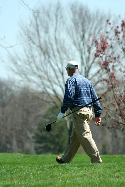 Erkek golfçü bir golf sahasında yürümek — Stok fotoğraf