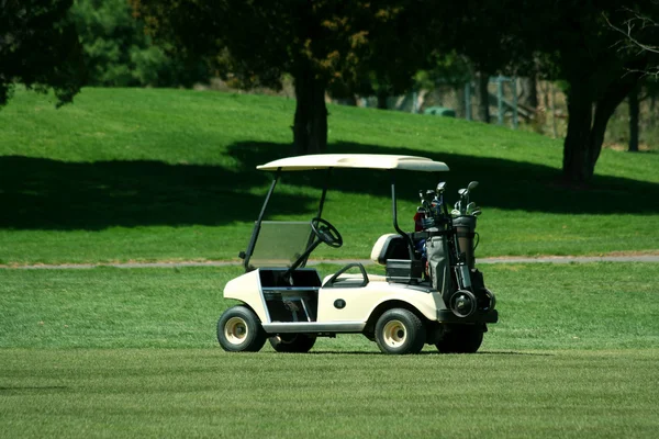 Golfbil på fairway av en kurs — Stockfoto