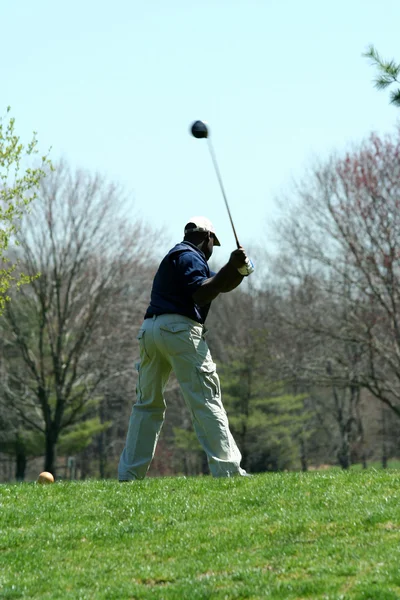 Мужчина-гольфист на мяче — стоковое фото