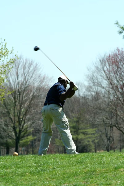 Maschio golfista teeing off su un palla — Foto Stock