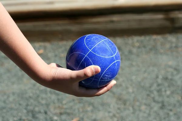 Hand som håller en bocce boll — Stockfoto