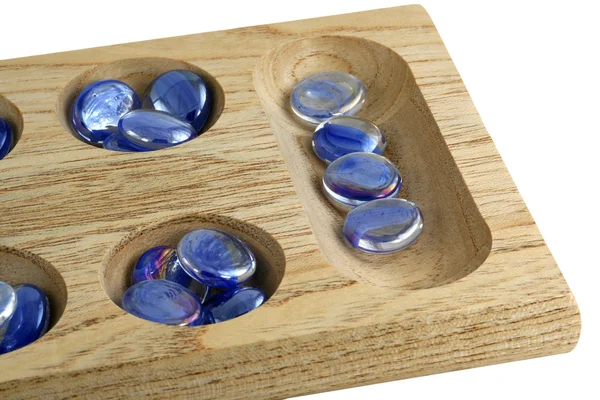 Dřevěná mancala hry s modrými kameny — Stock fotografie