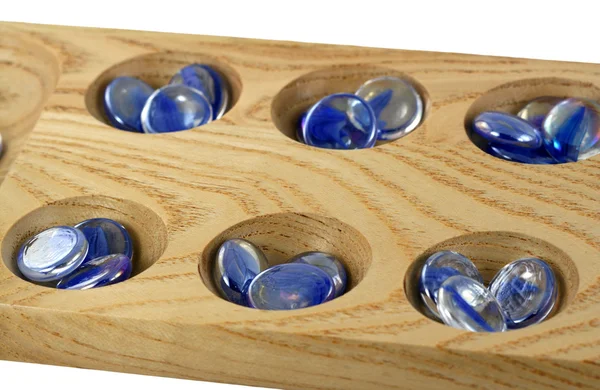 Trä kalaha spel med blå stenar — Stockfoto