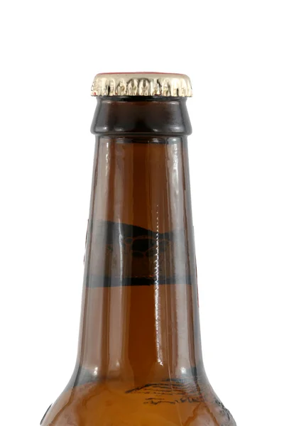 Geïsoleerde bruin bierfles met dop — Stockfoto