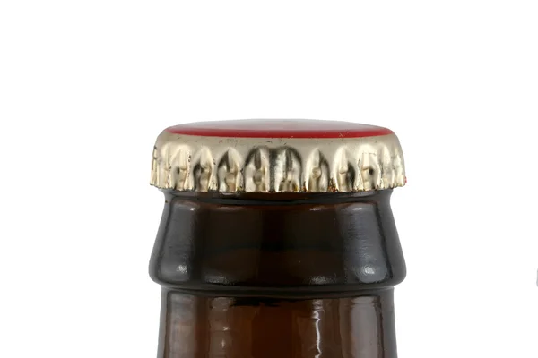 Изолированная коричневая бутылка пива с крышкой — стоковое фото
