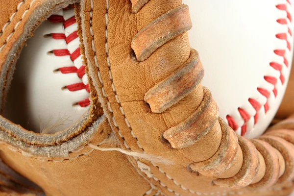 Rękawica baseball z kulka makro — Zdjęcie stockowe