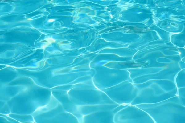 清澈的蓝色游泳池水 — 图库照片