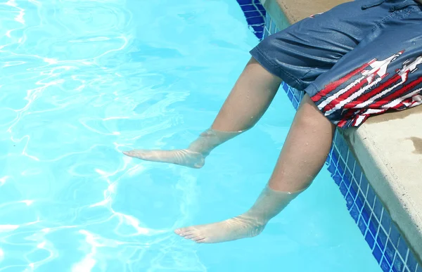 Εφήβου με τα πόδια σε μια πισίνα — Φωτογραφία Αρχείου