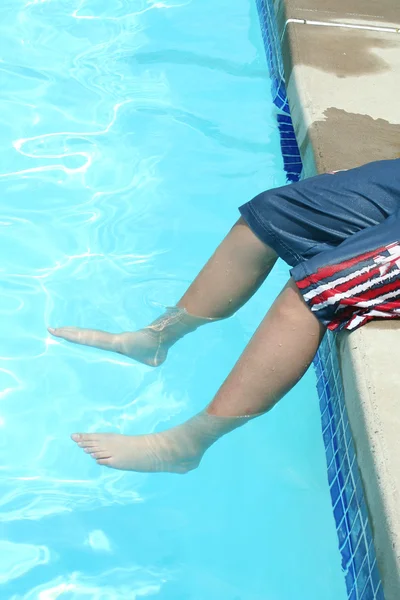 Adolescente con pies en una piscina —  Fotos de Stock