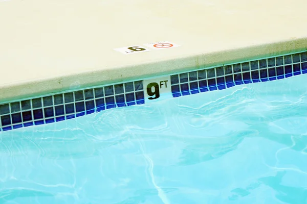 Devět noha bazén vodou značka — Stock fotografie