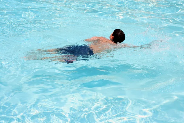 Dospívající chlapec, plavání v bazénu — Stock fotografie