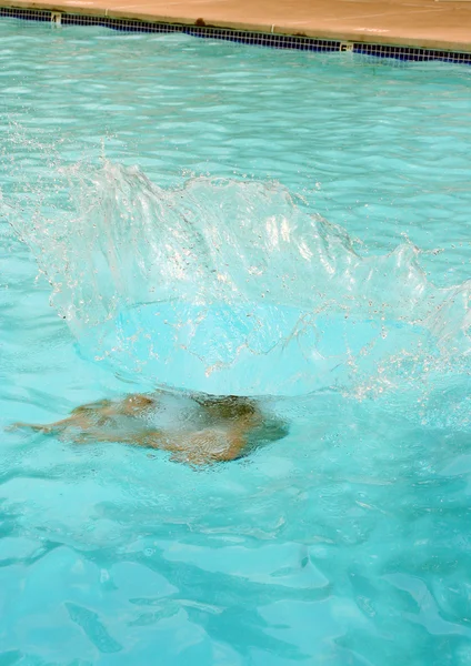 Cannon ball in een pool — Stockfoto