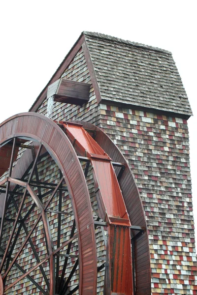 Гігантське водяне колесо для старого млина — стокове фото