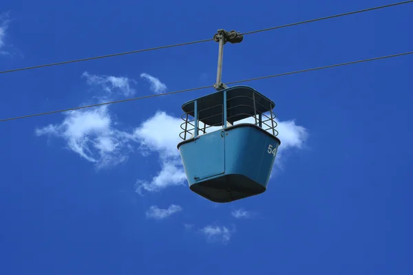 Kolejki gondolowej windą samochodu przeciw błękitne niebo — Zdjęcie stockowe